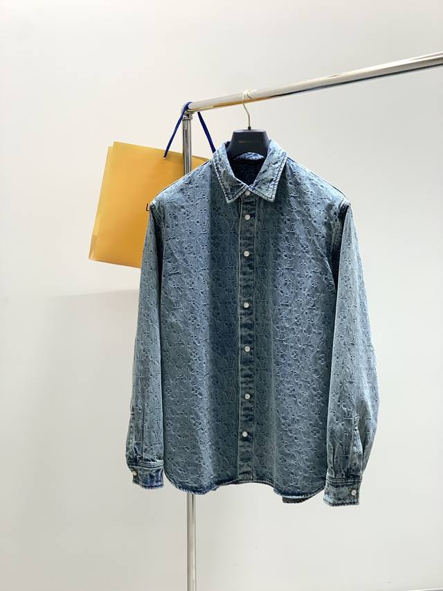 Louisvuitton 路易威登， 秋冬最新款，专柜同步有售，原单狠货，时尚休闲牛仔外套，上身很有特点！吸睛而有亮点，进口原版面料，顶级提花工艺字母图案装饰L