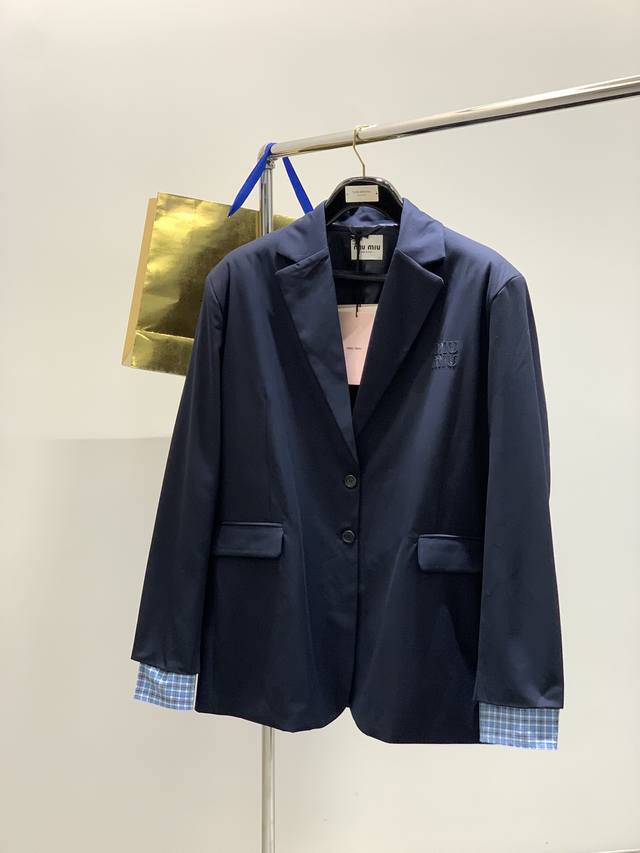 Miu Miu 2025秋季最新品，专柜同步有售，原单狠货，女款时尚休闲西装外套，进口原版面料，上身舒适透气，顶级贴布刺绣工艺字母图案装饰Logo，原版五金辅料