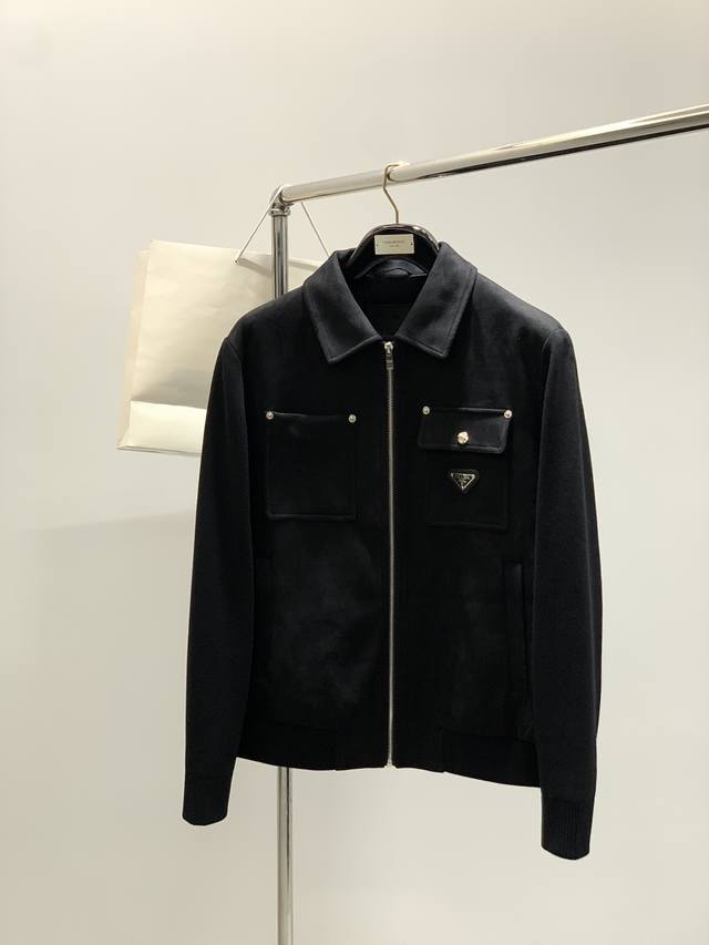 Prada 普拉达，2025秋冬最新品，专柜同步有售，时尚休闲夹克翻领外套，进口原版面料，做工极为复杂，唯一可以做代购级别的渠道狠货，顶级印胶工艺字母图案Log