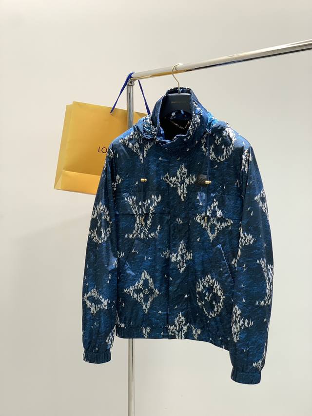 Louisvuitton 路易威登，2025秋季最新款，专柜同步有售，原单狠货，时尚休闲连帽夹克外套，上身很有特点！吸睛而有亮点，进口原版面料，顶级印花工艺字母