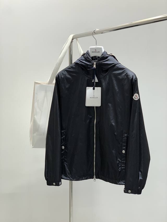 Moncler 蒙口，2025秋季最新品，专柜同步有售，原单狠货，时尚休闲连帽外套，上身舒适！吸睛而有亮点，采用进口原版面料，顶级刺绣工艺字母图案Logo，原版