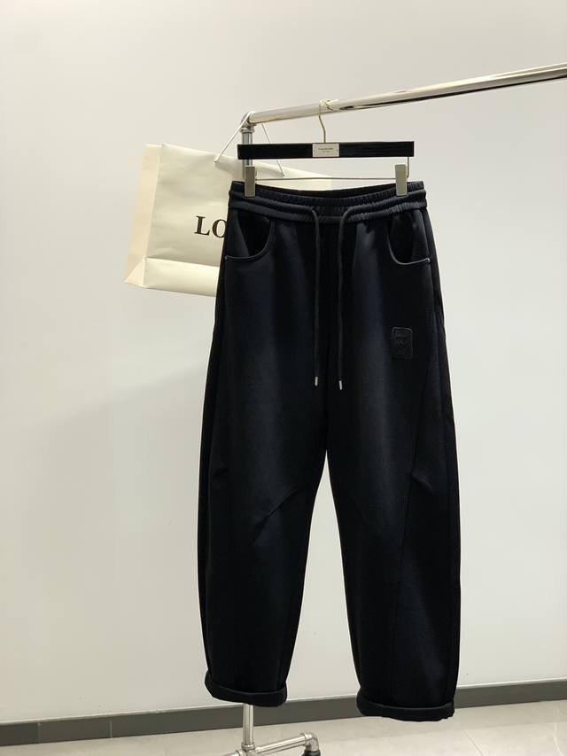 Loewe 罗意威，2025秋季最新款，时尚休闲裤，原单狠货，简约舒适，版型不挑人，采用进口原版面料，舒适度极佳，顶级刺绣工艺字母图案Logo，原版五金辅料装饰
