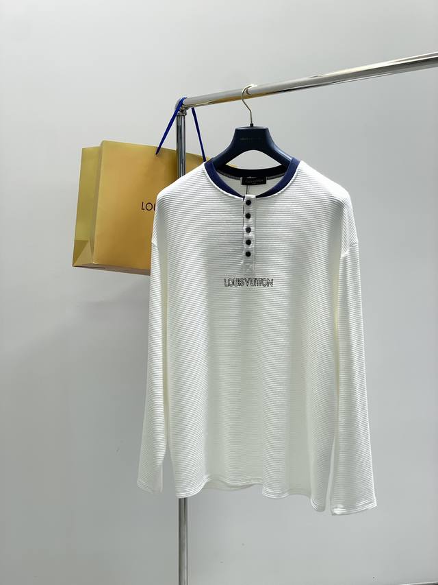 Louisvuitton 路易威登，2025秋季最新款，专柜同步有售，原单狠货，时尚休闲圆领长袖T恤，上身很有特点！吸睛而有亮点，进口原版面料，顶级印花工艺字母