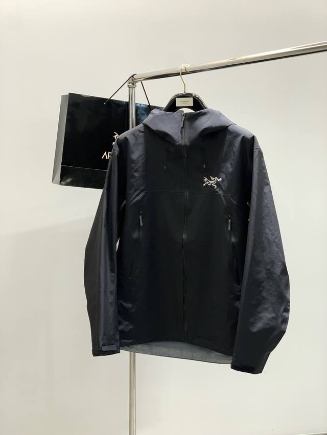 Arcteryx 始祖鸟，2025秋冬Aw新品，时尚休闲冲锋衣外套，专柜同步有售，原单狠货，进口原版面料，工艺极度复杂，视觉相当雅致时髦，高贵而优雅，从主体面料