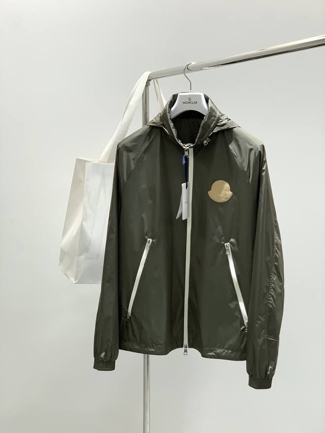 Moncler 蒙口，2025秋季最新品，专柜同步有售，原单狠货，时尚休闲连帽外套，上身舒适！吸睛而有亮点，采用进口原版面料，顶级刺绣工艺字母图案Logo，原版