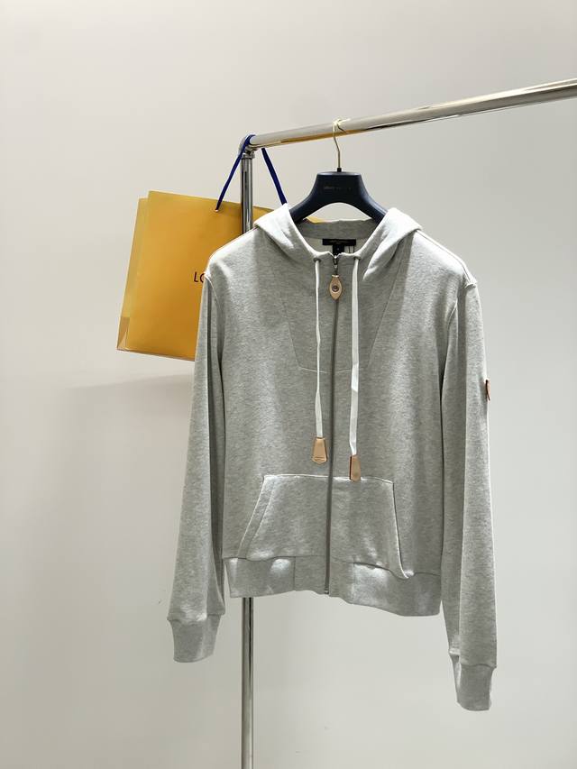 Louisvuitton 路易威登，2025秋季最新款，专柜同步有售，原单狠货，时尚休闲连帽外套，上身很有特点！吸睛而有亮点，进口原版面料，顶级印胶工艺字母图案