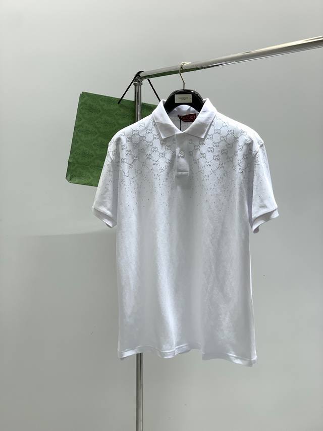 Gucci 古驰，2025夏季最新款，专柜同步有售，原单狠货，时尚休闲翻领短袖T恤，上身很有特点！吸睛而有亮点，进口原版面料，顶级印花工艺字母图案装饰Logo，