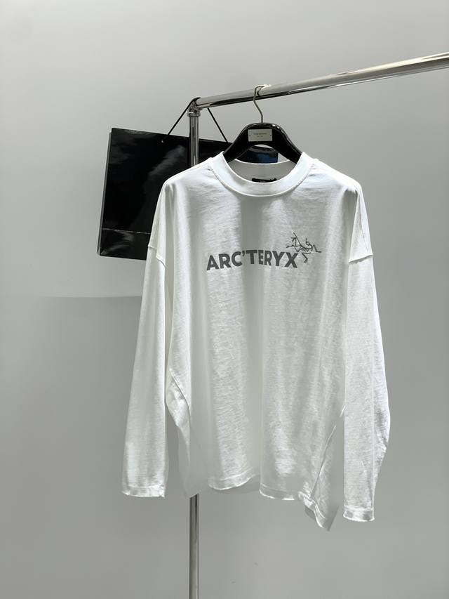 Arcteryx 始祖鸟，2025早秋Aw新品，时尚休闲圆领长袖卫衣，专柜同步有售，原单狠货，进口原版面料，工艺极度复杂，视觉相当雅致时髦，高贵而优雅，从主体面