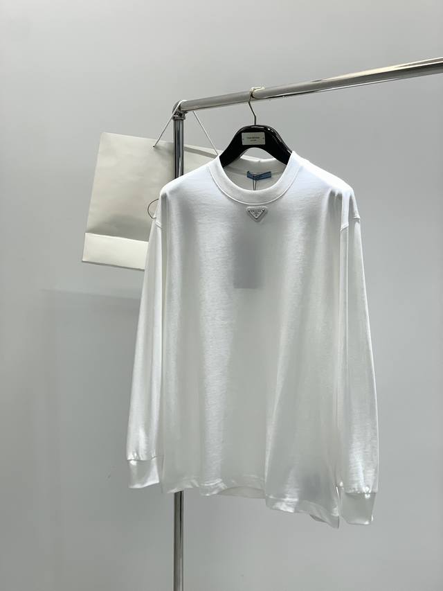 Prada 普拉达，2025夏季最新品，专柜同步有售，时尚休闲圆领长袖T恤，进口原版面料，做工极为复杂，唯一可以做代购级别的渠道狠货，顶级印花工艺字母图案Log
