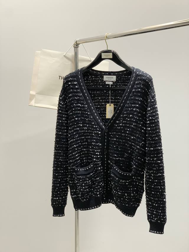 Thom Browne 汤姆 布朗 ，2025秋季最新品，时尚休闲针织开衫毛衣，专柜同步有售，原单狠货，采用进口原版面料，舒适度极佳，顶级针织工艺字母图案Log