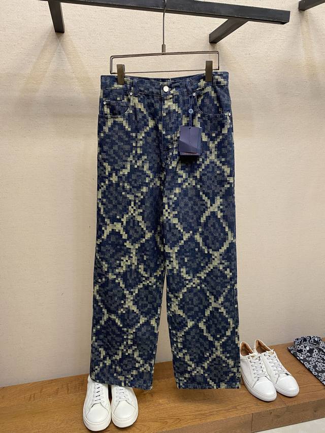 Lv25Ss蛇纹牛仔裤 原版16,700购入开发，定制春夏秀场的Snakoflage 丹宁布，将Pharrell Williams笔下的Damoflage图案化