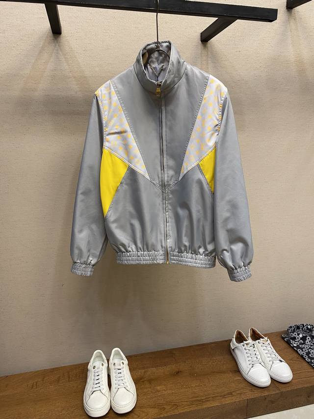 Lv 2025Fw 秋冬新款 翻领长袖防风外套 科技面料和 Monogram Glow 印花 构成生动拼接设计 隐藏式拉链开合门襟 弹力下摆及袖口 内里同色系里