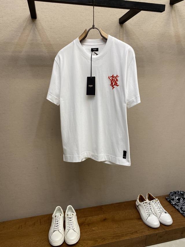 Fendi，红珊瑚串珠刺绣短袖圆领T恤。纯棉面料。胸前饰红色串珠刺绣的珊瑚细节。后背饰有品牌专属龟背设计 洗涤方式：涉及五金饰品面料仅限干洗或洗衣袋包裹反面冷水