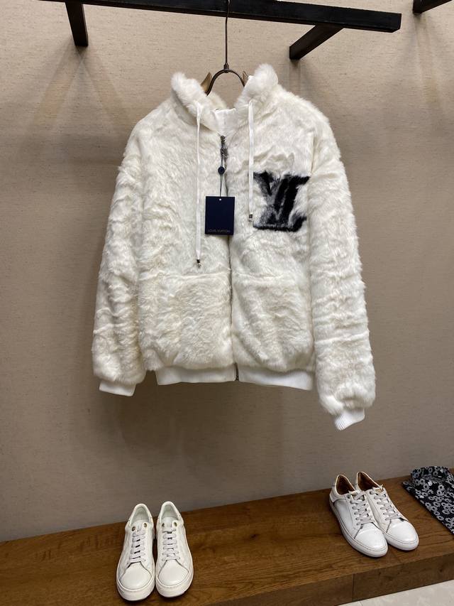 Lv 路易 25Fw纯色字母标识水貂毛皮夹克外套 以雅致设计成就雪后时光的舒适之选。细密水貂毛皮经精心修剪呈现冬意盎然的3D视效，与左侧口袋的 1V标识映衬鲜明