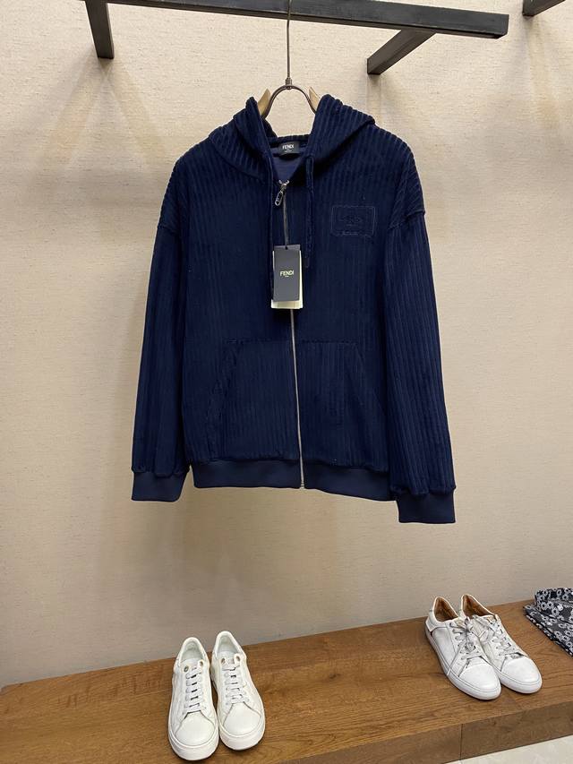 Fendi绣花蓝色绒面运动衫 面料选择 这款产品选用100%纯棉打造的灯芯绒面料，表面有明显得到纵向条纹，触感柔软且富有立体感，同时又具有保暖性和耐用性，色彩表