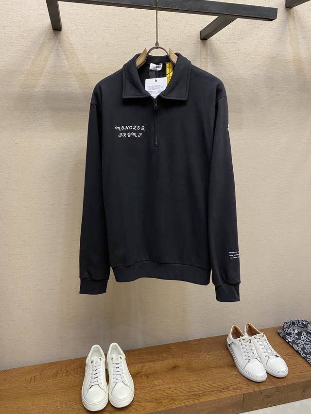 Moncler，蒙口刺绣印花翻领卫衣 面料：采用380克刷毛卫衣毛圈，面料做刷毛工艺，使表面手感更加柔顺软滑。螺纹搭配1*1双纱螺纹。 工艺：刺绣采用平面线条刺