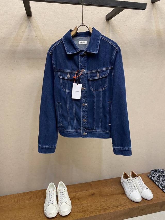 Celine Paris 贴饰牛仔外套 定制臻品高密全棉斜纹牛仔绒布 质感十足 舒适贴肤 以一抹深邃的靛蓝作主基调 具有无限的可能性 前幅以法式优雅为笔 两个对