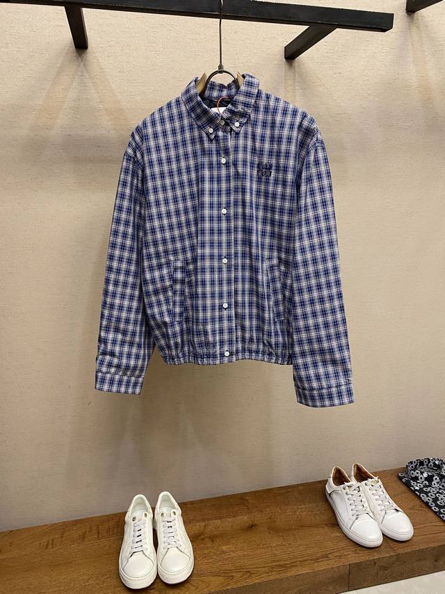 Miumiu 刺绣格纹夹克 定制蓝白红绮梦全棉格纹纱织 纹理清晰 色彩鲜艳 舒适贴肤 邂逅三色格纹 注入了复古与时尚交织的灵魂 精致Miu Miu字样点缀于胸前