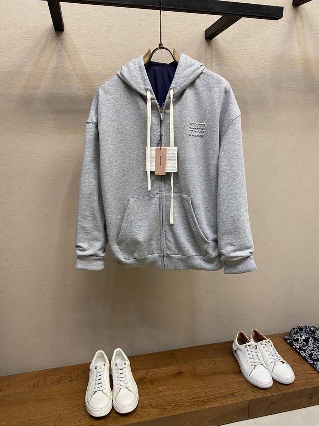 Miu Miu 25Fw 双面穿连帽卫衣 针织面采用400G M2高克重双纱毛圈布，采用双纱并线编织，比单纱毛圈提升约30%抗起球性与耐磨度。 梭织面采用采用9