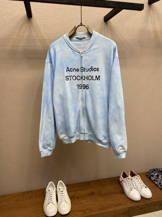 Acne Studios 1996做旧拉链外套 定织32支400克面料透气性出色历经水洗工艺 然后把胸前的部分做出脏脏的感觉与下半部分呈现了渐变的效果 让衣服有