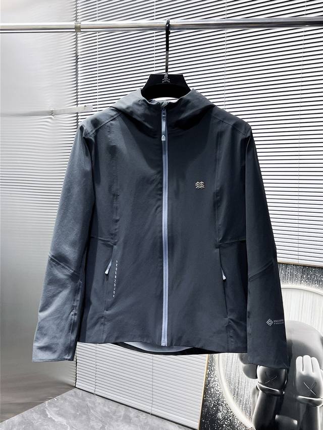可隆 Kolon 2025新品抓绒软壳夹克外套，时尚帅气，简约百搭款，胸前精致刺绣图案Logo，定制原版面料，不仅挺括，保持潮流的廓形，又穿着舒适，纱织更细腻，