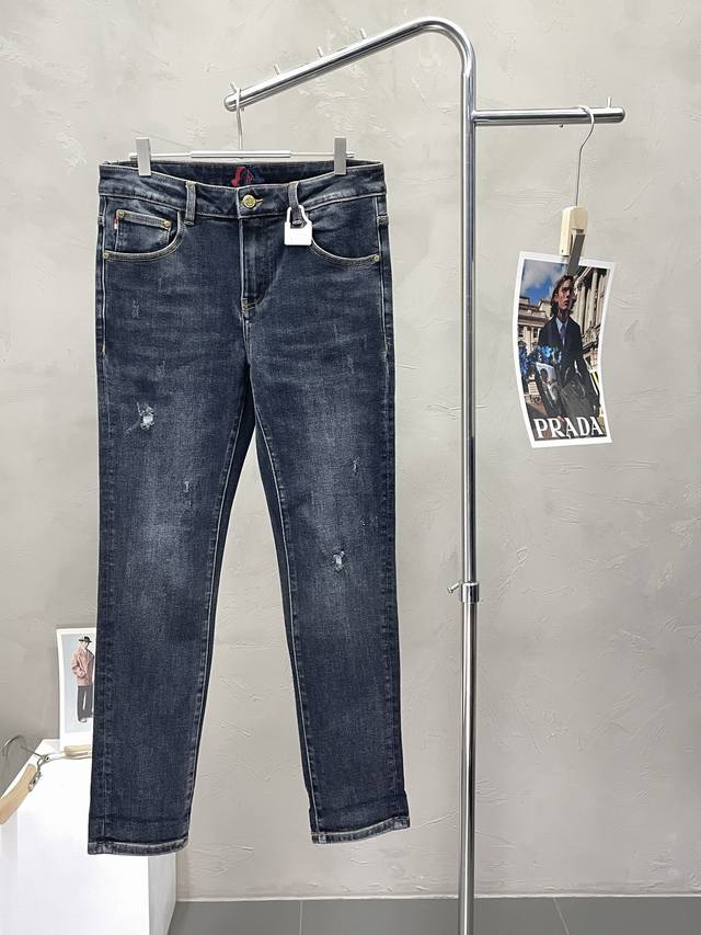 Moncler蒙口独家专供新款休闲牛仔裤高端版本！专柜定制面料 透气舒适度高，细节无可挑剔，品牌元素设计理念，体现高品质。手感细腻柔软！呈现休闲裁剪，上身版型超