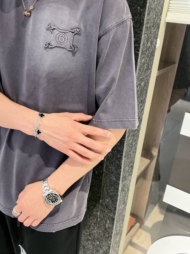 活动款持续有效多让20 。 马吉拉Mm62025新款T恤，成衣染色割烂工艺，官网同步 原版1-1复、洗水割烂工艺 ，做工精细无可否认、提花Logo图案设计 原版