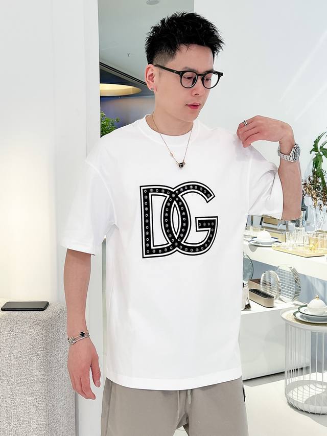 活动款持续有效多让20 。 杜嘉班纳D&G2025新工艺春夏新款首发专柜最新款短袖圆领T恤 官网同款 高端订制 设计前卫时尚！品牌Logo重工艺设计 高端定纯棉