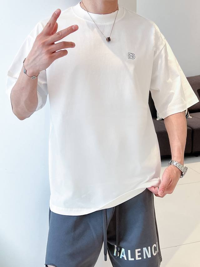 活动款持续有效多让20 。 杜嘉班纳D&G2025新工艺双色绣花春夏新款首发专柜最新款短袖圆领T恤 官网同款 高端订制 设计前卫时尚！品牌Logo重工艺设计 高