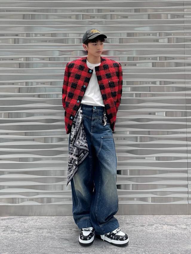Louis Vuitton 绿松石磨破工装牛仔裤 面料：采用7*7织法 12.5盎牛仔棉。面料洗水后克重约为420克。 工艺：成衣洗水20件为一批使衣服受色更为