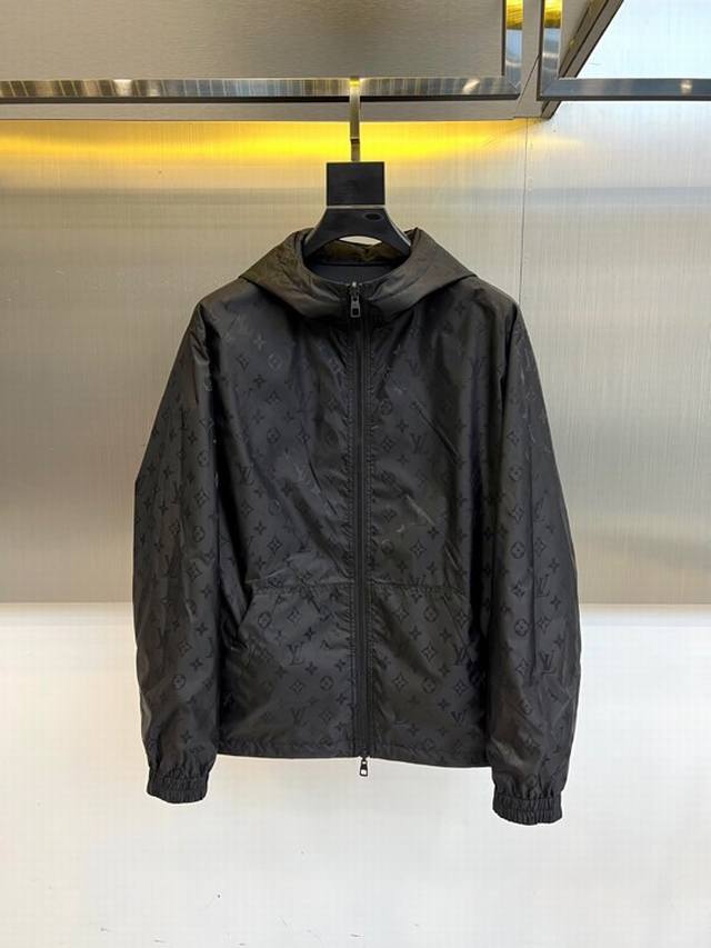 Lv、驴家25S秋冬新品发售 双面夹克外套 ，一衣双面。 暗夜黑 × 经典老花 双面哲学 暗夜面：纯黑哑光面料，低调中透出高级感，左胸Lv标志若隐若现，连帽设计
