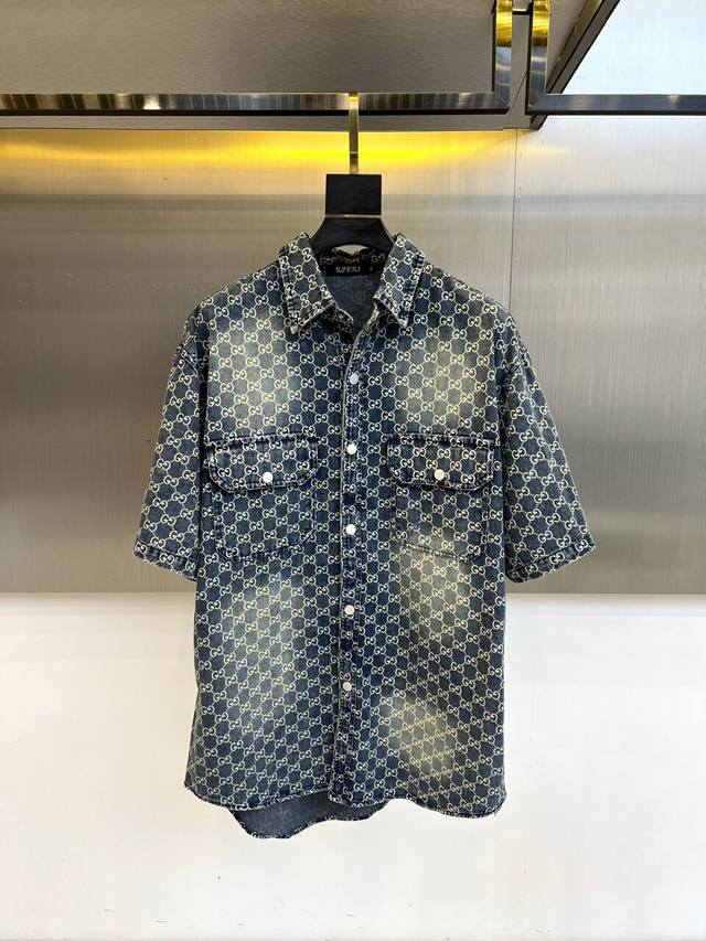 Gucci2025、夏季牛仔短袖翻领外套、定制洗水牛仔面料、绝佳版型、内搭白色短袖T恤、非常的干练、在单调的夏季、给到您不一样的穿搭体验、尺码48-56 模特1