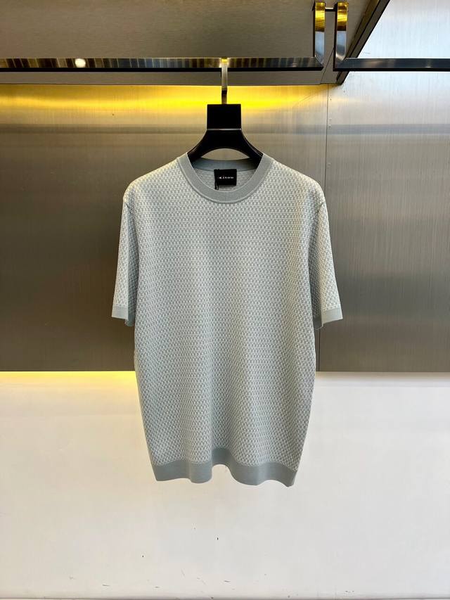 Kiton 2025春夏新款男士拼接圆领套头短袖针织衫修身休闲T恤上衣。甄选客供67%棉23%聚酯纤维6%桑蚕丝4%氨纶混纺而成，经过特殊浇洗工艺处理，手感柔软