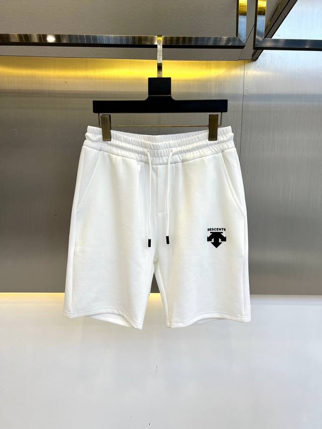 迪桑特、25S新款夏季休闲短裤！抽绳款经典Logo设计.简单高级.进口高密棉订制埃及棉面料，手感轻薄透气.舒适感满满.原厂五金质感满满.高级感强！整体视觉简单而