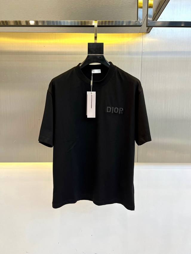 Dior、2025春夏全新系列单品上线，非常时髦前卫的一款男短袖T恤，三标齐全、醒目的Logo图案修饰！区别于以往的不同，宣示品牌传承多年的设计理念！其吸睛度完