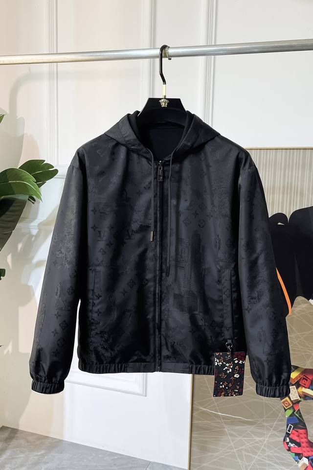 Lv- 2025Ss秋冬大爆款精品双面穿夹克外套，定制高品质聚酯纤维面料！顶级时尚大牌元素Logo设计，三标齐全！原版五金辅料，线条流畅，工艺精致，上身版型超赞