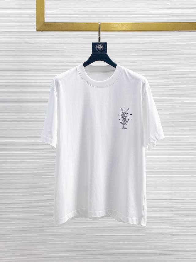 Ysl* 顶级货品2025春夏新款首发专柜最新款短袖圆领T恤 高端订制 设计前卫时尚！品牌Logo重工艺设计 高端定制260克面料.手感柔软.穿着舒适.专柜级别