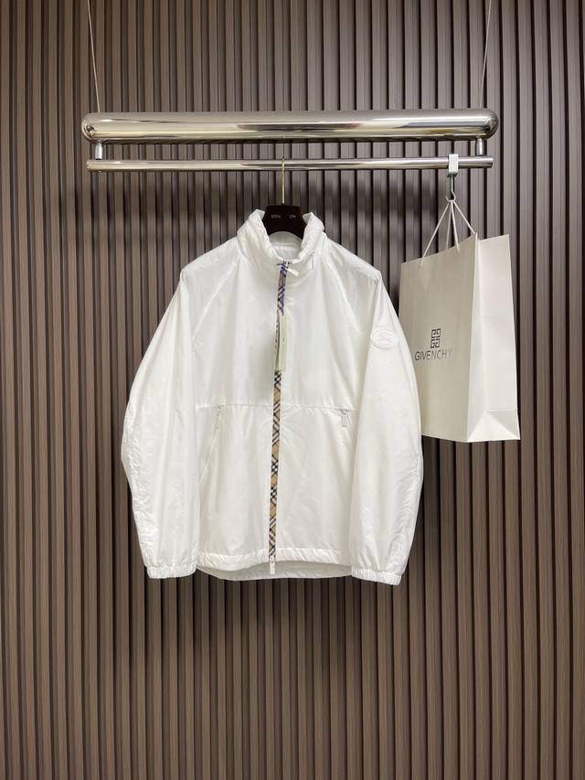 Burberry 2025Fw新款格纹尼龙立领防晒外套，融入 Burberry 格纹饰带和B 字型拉链头。质地轻盈，呈现休闲版型。装饰骑士印章贴花，源自 198
