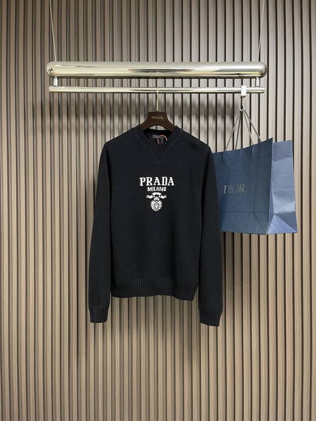 Prada 提花圆领针织毛衣，定织韵55°绒奢羊绒毛料 质感十足 舒适贴肤 以高级灰为底 深沉而不失优雅 黑色提花作笔 勾勒出一幅意式奢尚的绝美画卷 标志性Pr