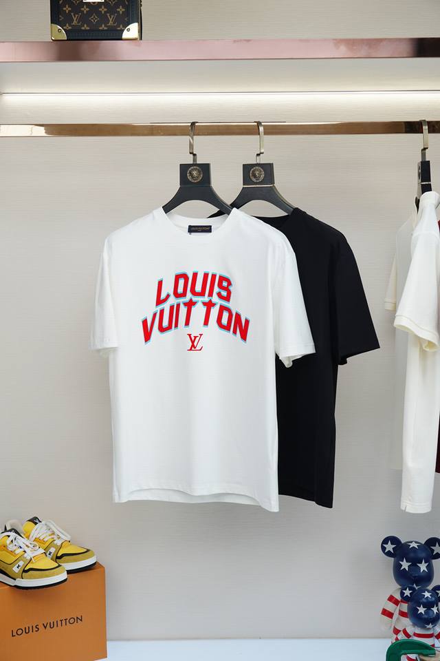 Lv 路意威灯- 2025Ss系列新品 P 男士短袖时尚经典圆领设计！奢华品牌字母Logo搭配！高级定制百搭款式 任何人都可以轻松驾驭 采用高档顶级双丝光棉面料