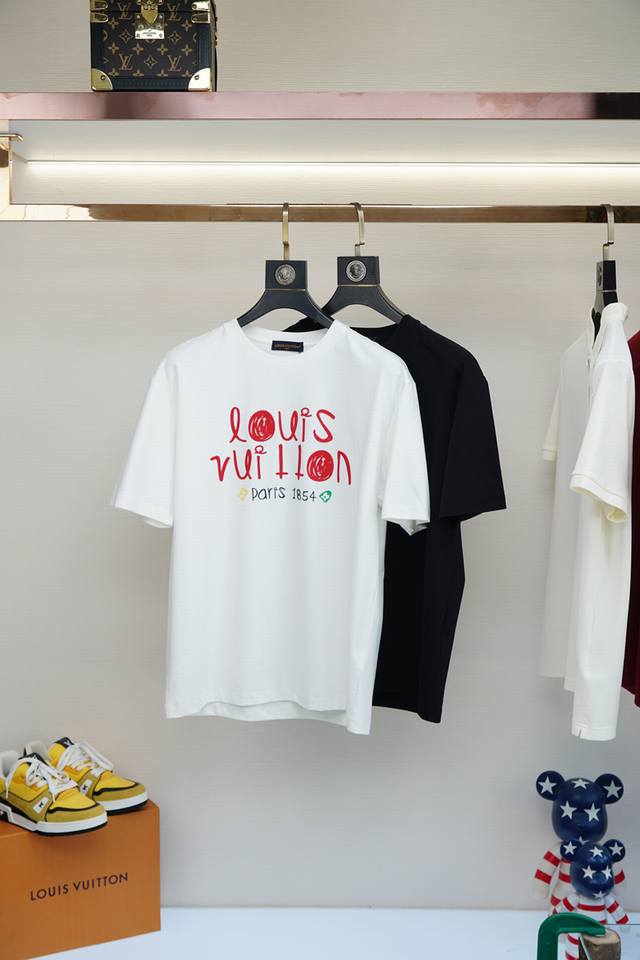 Lv 路意威登 2025Ss系列新品 P 男士短袖时尚经典圆领设计！奢华品牌字母Logo搭配！高级定制百搭款式 任何人都可以轻松驾驭 采用高档顶级双丝光棉面料！