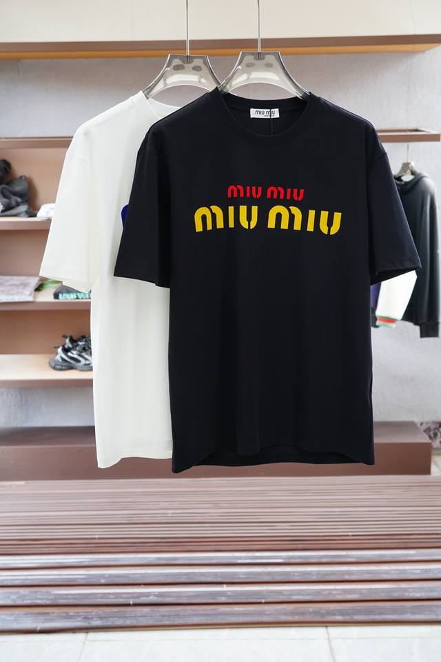 Miumiu- 2025Ss系列新品 P 男士短袖时尚经典圆领设计！奢华品牌字母Logo搭配！高级定制百搭款式 任何人都可以轻松驾驭 采用高档顶级双丝光棉面料！