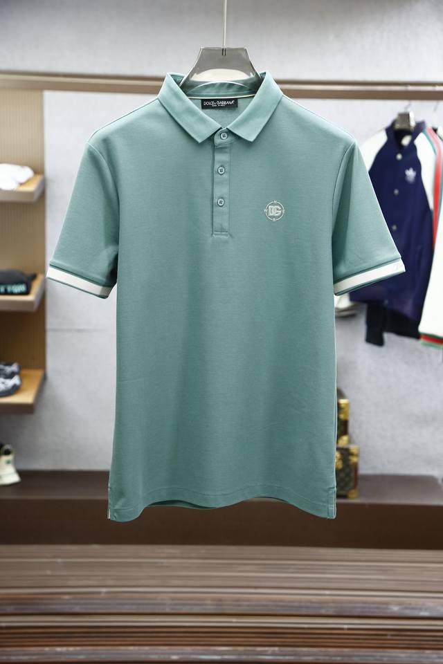 Dg-2025春夏系列新品 这款Polo衫选用棉质珠地面料制成，是考究休闲衣橱中的理想单品。面料呈现微型结构效果，为经典配色增添些许立体质感。 精致细节为这款P