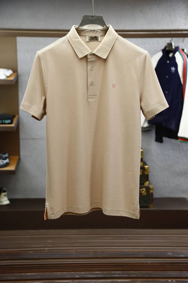 Hermes爱马仕-2025春夏系列新品 这款Polo衫选用棉质珠地面料制成，是考究休闲衣橱中的理想单品。面料呈现微型结构效果，为经典配色增添些许立体质感。 精