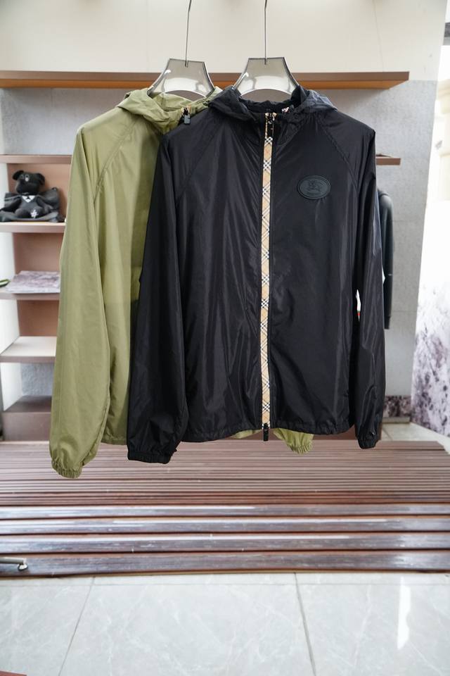 Bbr 巴宝莉 Burberry官网款尼龙连帽外套，融入 Burberry 格纹饰带和 B 字型拉链头。质地轻盈，呈现休闲版型。装饰骑士印章贴花，源自1980年