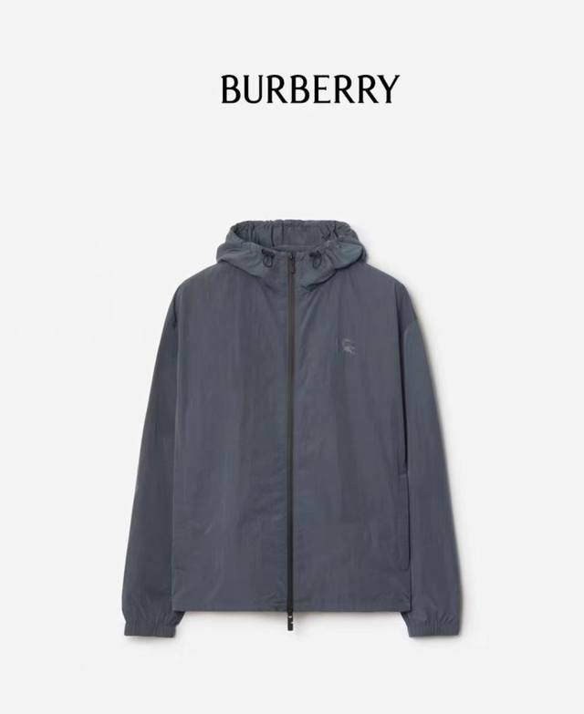 巴宝莉 Bbr，Burberry 夹克连帽外套，选用意大利精纺褶饰尼龙面料打造，呈现宽松版型。背部印花灵感来自20世纪上半叶的品牌典藏目录，融入马术骑士徽标 E