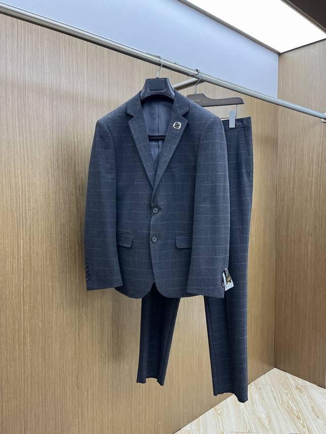 秋冬 套 Zz 2540休闲商务西装套装时尚而舒适的产品，让您在各种场合中都能自信、得体地展现风采。羊毛混纺面料，搭配现代化元素锁扣，呈现最前沿的格调与时尚的穿
