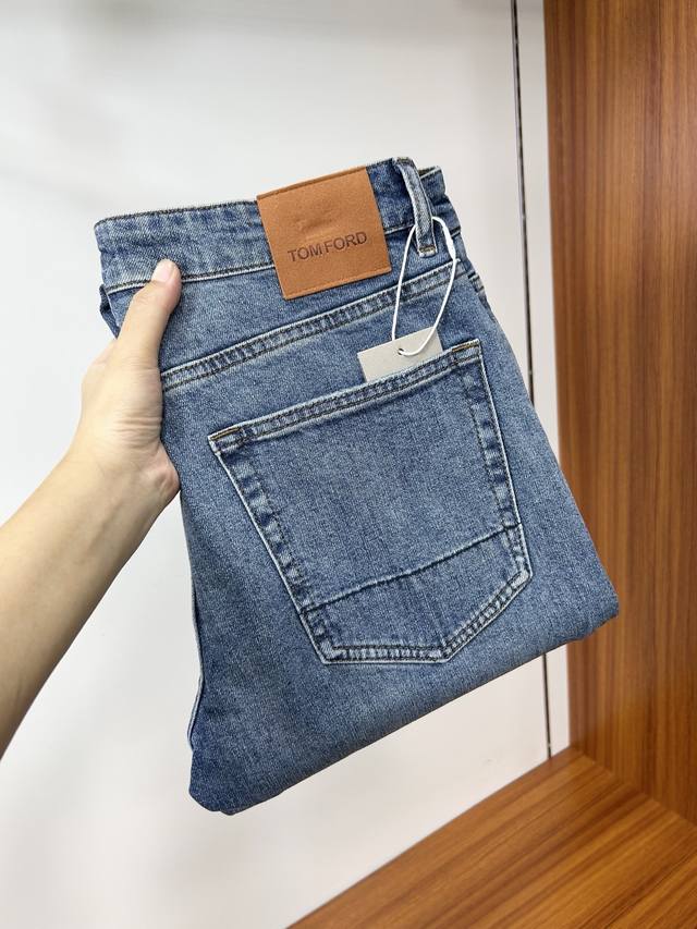 Tf 25新款牛仔裤休闲版 采用精选原版面料，穿着柔软服适绣气，具有独特弹力纤维不易变形而又耐磨，上身柔顺亲肤的触感，有质感上档次。更显时尚，配上后腰五金皮标，