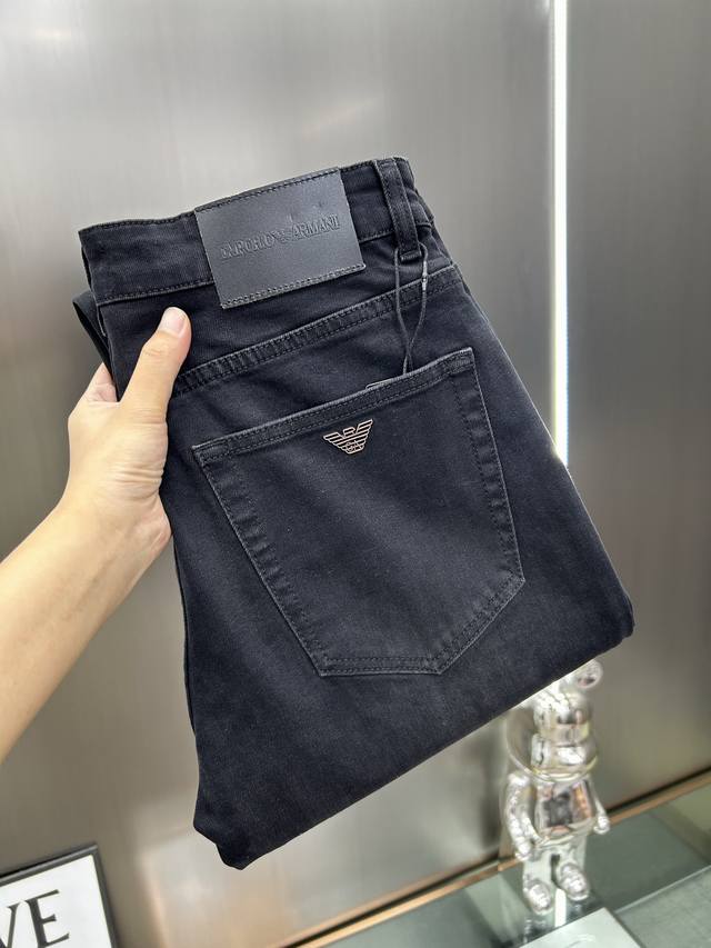 阿玛尼 25新款牛仔裤休闲版 采用精选原版面料，穿着柔软服适绣气，具有独特弹力纤维不易变形而又耐磨，上身柔顺亲肤的触感，有质感上档次。更显时尚，配上后腰五金皮标