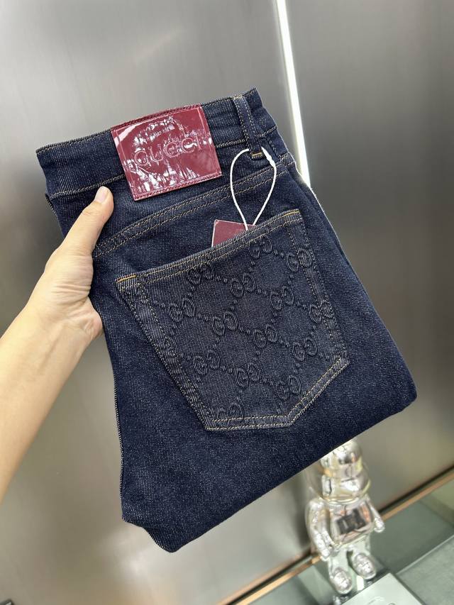 Gucci 25新款牛仔裤休闲版 采用精选原版面料，穿着柔软服适绣气，具有独特弹力纤维不易变形而又耐磨，上身柔顺亲肤的触感，有质感上档次。更显时尚，配上后腰五金